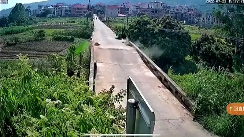 V Číně vedrem praskl most. Zachytila to kamera